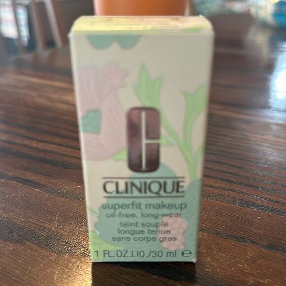 CLINIQUE Superfit Makeup Oil Free Long Wear 03 Petal - Picture 1 of 4